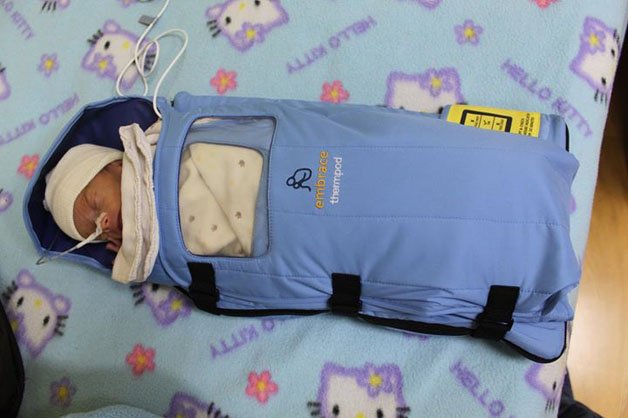 embrace bebe3 - Uma invenção simples que já salvou a vida de mais de 150 mil bebês prematuros.