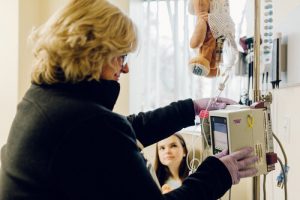 Aos 12 anos ela inventou um ursinho para acalmar as crianças que precisam de infusão intravenosa pais24hs.com - Aos 12 anos ela inventou um ursinho para acalmar as crianças que precisam de infusão intravenosa