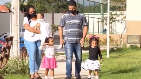 familia - Família adota criança e dois anos depois encontra gêmea da menina e adota também