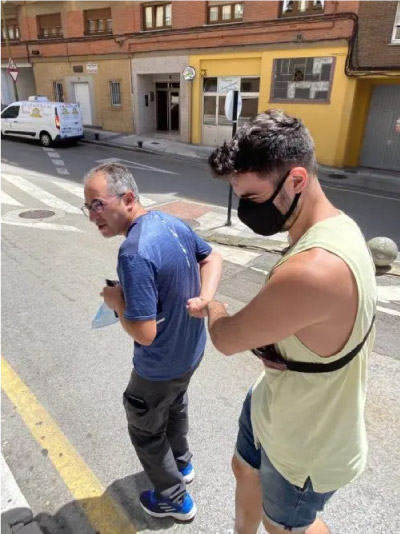 Pai ajuda namorado do filho a superar medo de sair na rua de mãos dadas