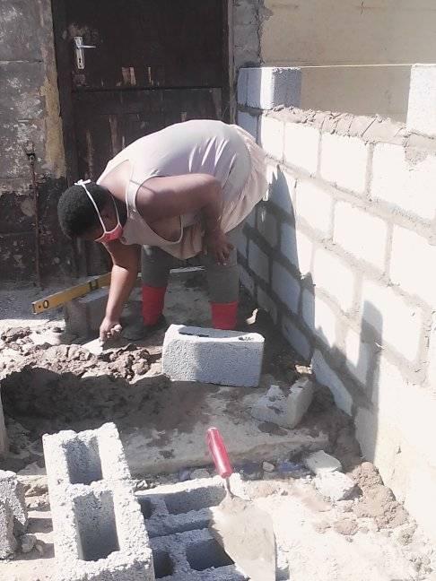 pais24hs.com - Mulher de 24 anos constrói casa própria sozinha depois de deixar os estudos de engenharia por falta de dinheiro