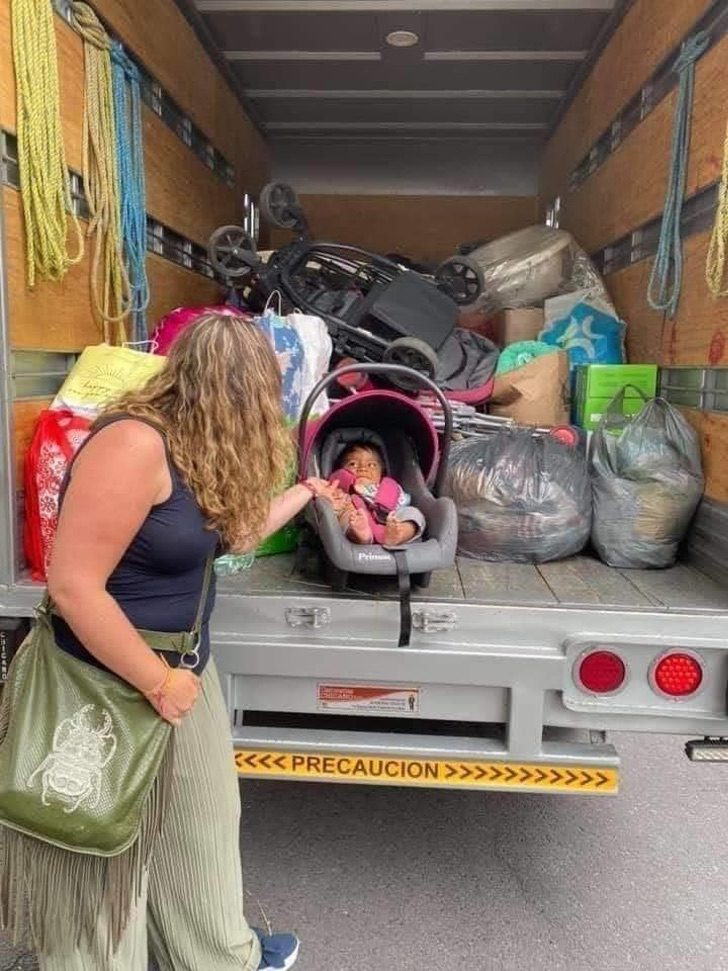 Estavam trocando seu artesanato por fraldas, receberam tanta ajuda que precisou um caminhão