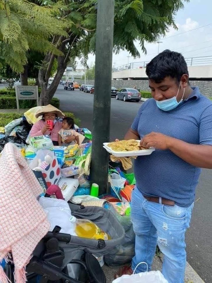 Estavam trocando seu artesanato por fraldas, receberam tanta ajuda que precisou um caminhão