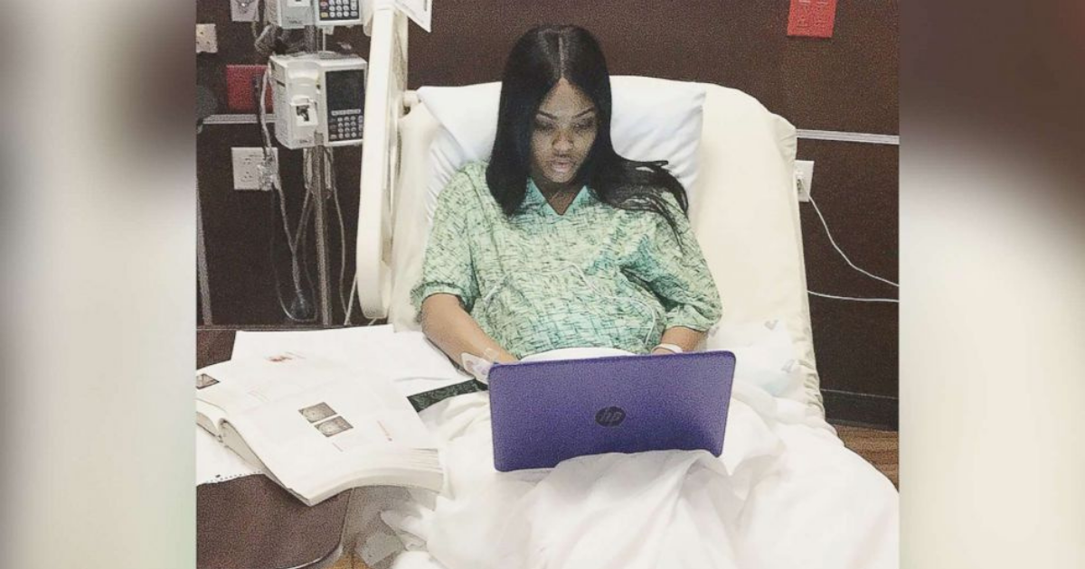 Grávida faz trabalho final de faculdade no hospital pouco antes do parto