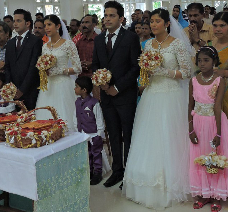 O incrível casamento ao quadrado : padres gêmeos casam gêmeos com gêmeas na Índia