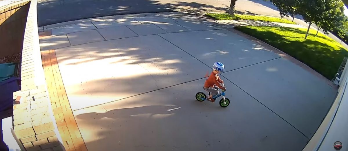 vi2 scaled - Todo dia um menino andava de bicicleta em frente a sua garagem e fazia o alarme de segurança tocar, ele então tomou uma atitude inusitada.