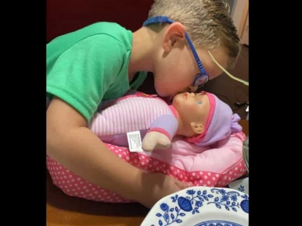 pais24hs.com - Menino pede boneca de presente à mãe e o motivo e simplesmente inacreditável