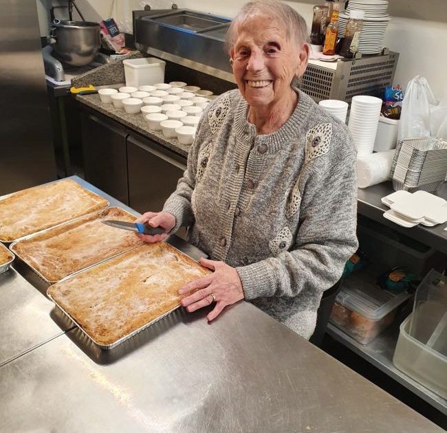 pais24hs.com - Tataravó de 89 anos faz centenas de tortas para alimentar crianças famintas