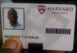 EkB36LkWoAAdGnh 300x206 - Da extrema pobreza para Harvard, conheça a história inspiradora deste jovem africano