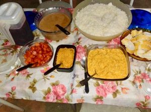 Aposentada faz surpresa para garis com jantar especial na garagem de casa pais24hs.com - Aposentada faz surpresa para garis com jantar especial na garagem de casa
