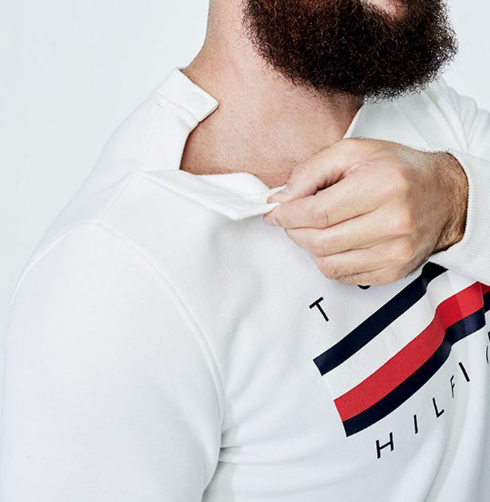 clothing line disabled people tommy hilfiger 8 5acb108abe715  700 - Empresa de roupas cria uma linha para pessoas com deficiência se vestirem com autonomia