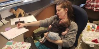 Mãe em tempo integral , com bebê de 3 meses no colo ela volta ao trabalho, a realidade é dura