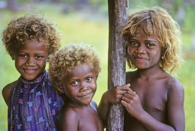 3 1 - Conheça os melanésios, os únicos negros do mundo com cabelos loiros naturais