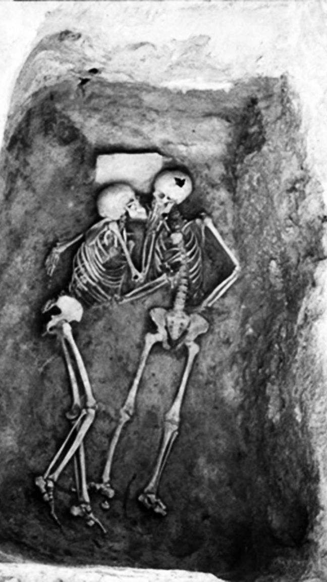 Actualidad 346729674 102145242 648x1152 1 - O beijo eterno , imortalizado por mais de 2.800 anos, provam que nem a morte supera o amor