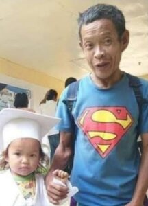 pais24hs.com - O pai veio descalço na formatura da filha, o que lhe falta de dinheiro sobra em amor e dedicação