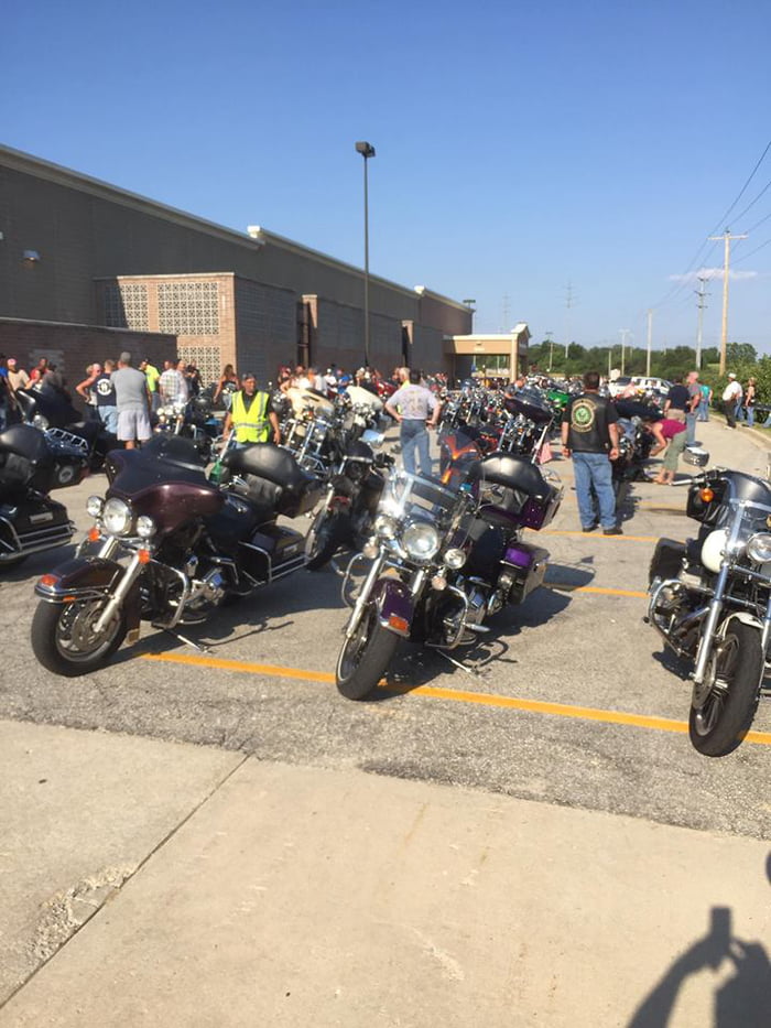 pais24hs.com - Em estado terminal ele queria ouvir o rugido de uma Harley pela última vez, 200 motociclistas vêm para realizar seu desejo
