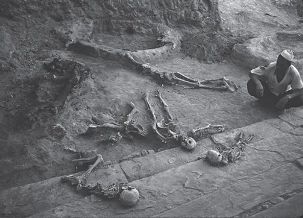 esqueletos nas ruas - O beijo eterno , imortalizado por mais de 2.800 anos, provam que nem a morte supera o amor