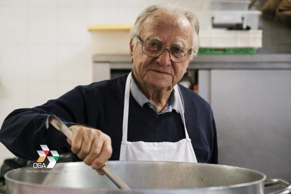 pais24hs.com - ''O cozinheiro dos pobres", Chef italiano de 91 anos cozinha todos os dias para os moradores de rua