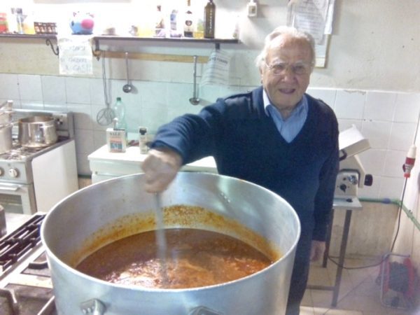 idoso cozinhando panela 1 e1606157087537 - ''O cozinheiro dos pobres", Chef italiano de 91 anos cozinha todos os dias para os moradores de rua