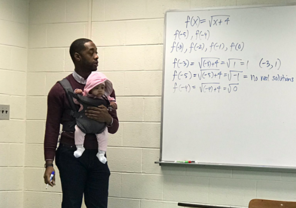 1024 - Professor cuida do bebê do aluno para que ele possa tomar notas da aula