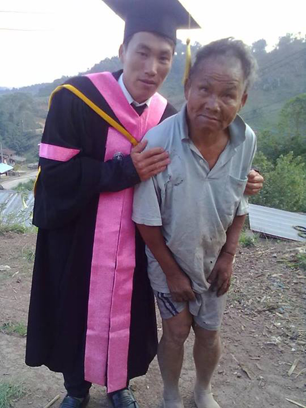 2012father3 - Este pobre fazendeiro sacrificou tudo para dar uma boa educação para o filho, este é o resultado