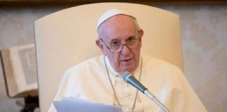 Papa Francisco pede que pais apoiem filhos caso eles sejam gays