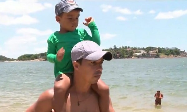 Criança perdida na praia