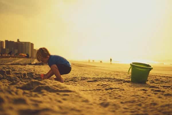 Criança perdida na praia