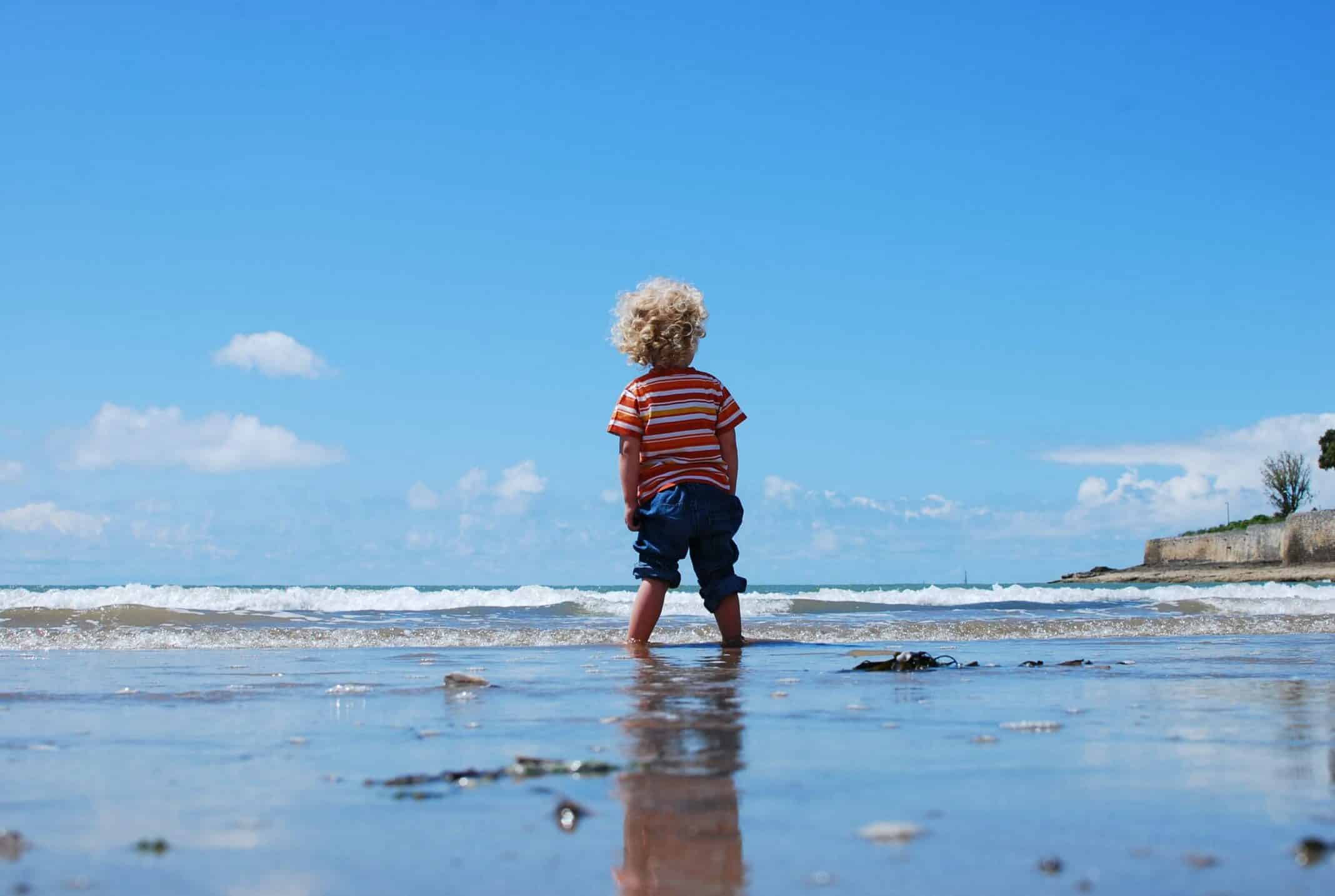 Criança perdida na praia