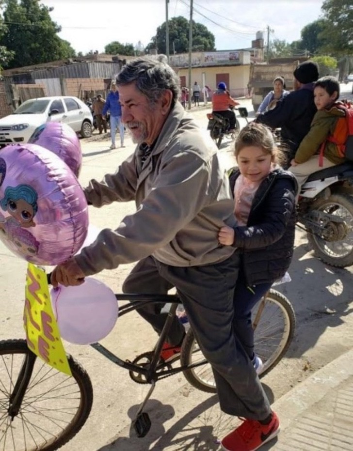 2 12 - Vovô decora sua bicicleta com balões para pegar sua neta na escola