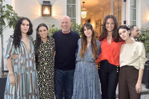 Bruce Willis se aposenta da carreira devido diagnóstico de Afasia, informa família do ator pais24hs.com - Bruce Willis se aposenta da carreira devido diagnóstico de Afasia, informa família do ator