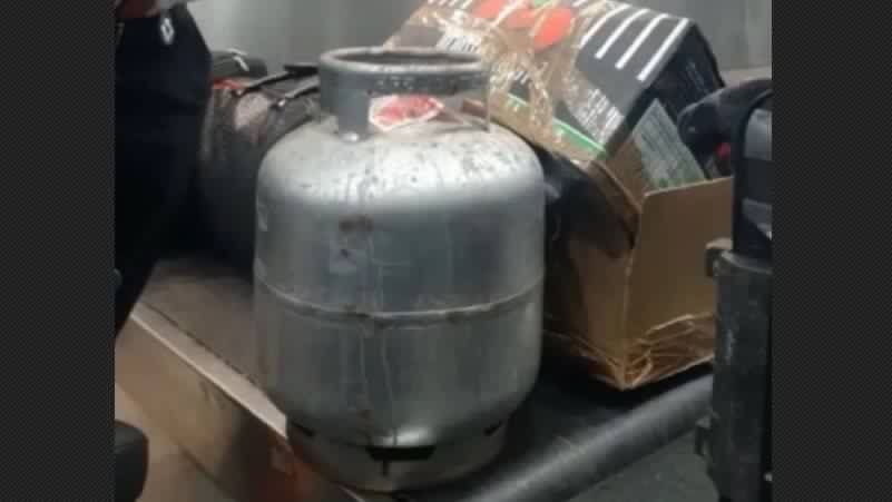 pais24hs.com - Vídeo: mulher tenta despachar botijão de gás em voo de Recife a SP