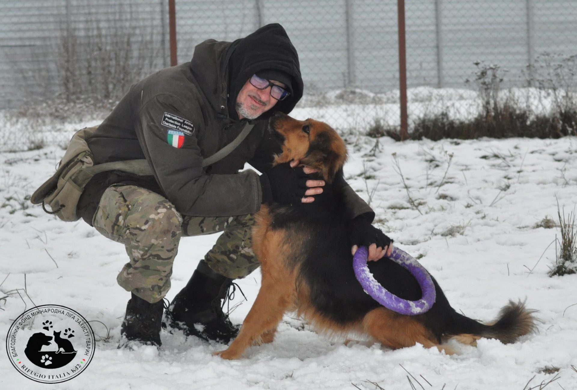 ssd2323 - Ucrânia: homem que cuida de 400 animais se recusa a abandoná-los