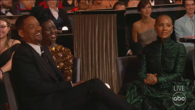 pais24hs.com - Por amor Will Smith dá tapa no rosto de Chris Rock durante a cerimônia do Oscar 2022