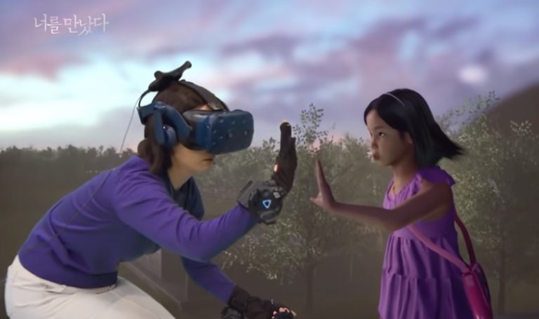 Mãe reencontra filha morta através da realidade virtual, simplesmente lindo