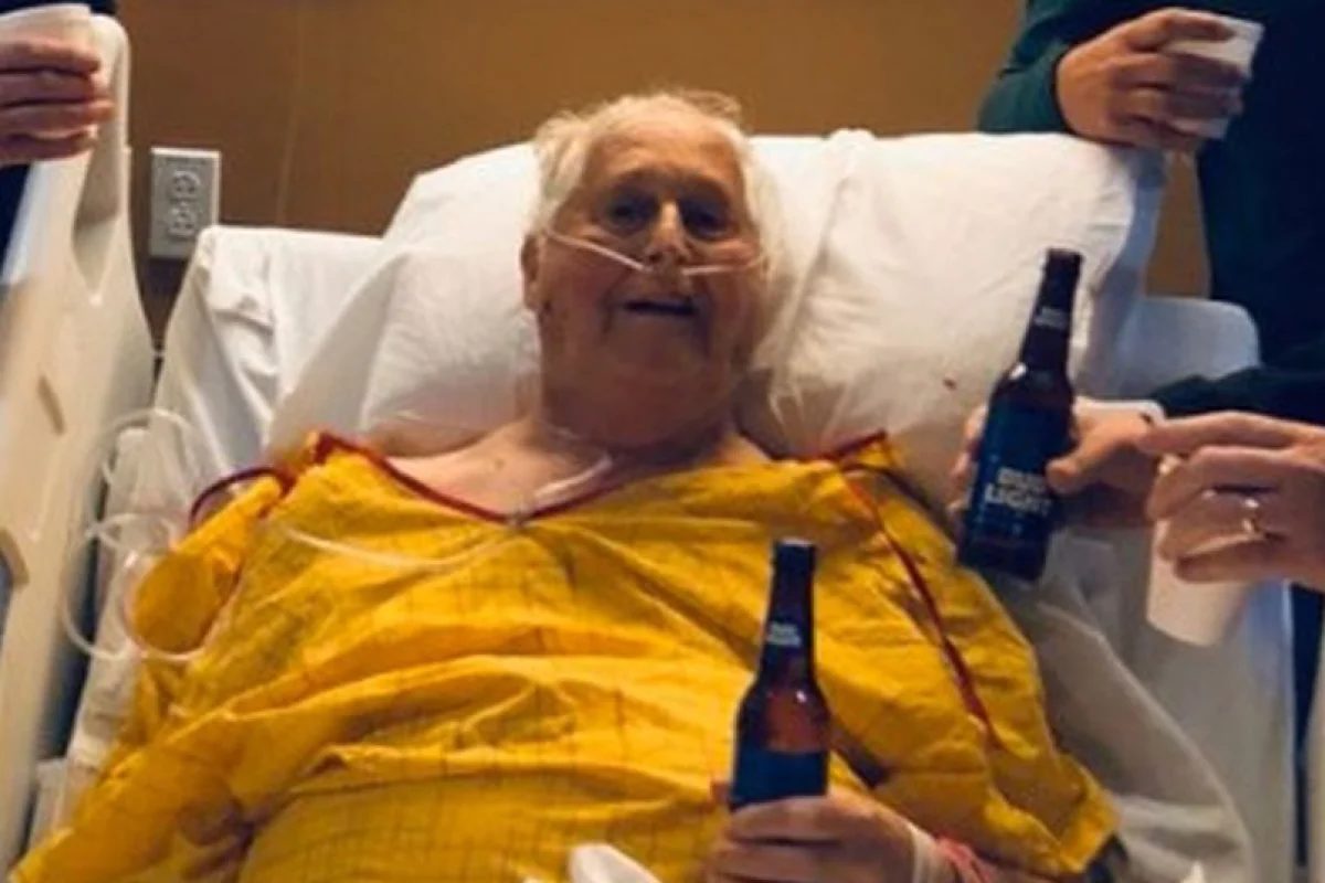 Meu avô faleceu hoje. Ontem à noite tudo o que ele queria fazer era tomar uma última cerveja com seus filhos.