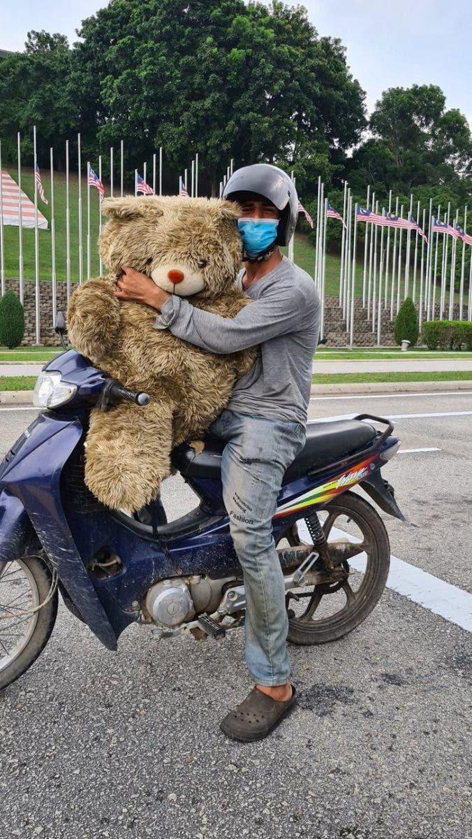 ima - Pai sem dinheiro fica feliz ao encontrar urso de pelúcia no lixo para presentear filha