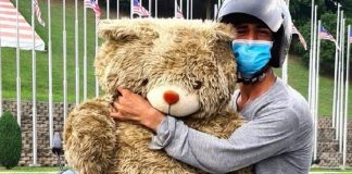 Pai sem dinheiro fica feliz ao encontrar urso de pelúcia no lixo para presentear filha