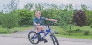 Como ensinar crianças a andar de bicicleta