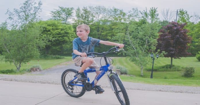 Como ensinar crianças a andar de bicicleta